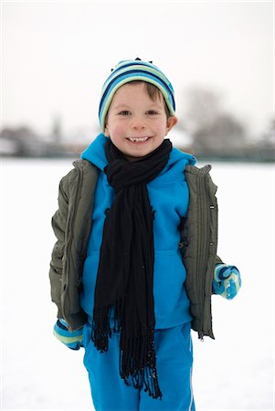 simsearch:614-08126589,k - Young boy in a filed covered by snow Photographie de stock - Premium Libres de Droits, Code: 6122-07692869