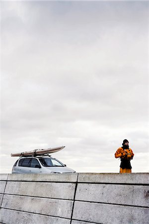 Man infront of car with kayak Stock Photo - Premium Royalty-Free, Code: 6122-07692925