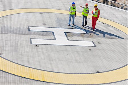 Three workers on helideck Foto de stock - Sin royalties Premium, Código: 6122-07693050