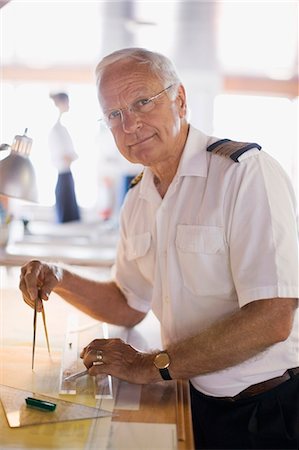 sala de controle - Captain setting the compasses Foto de stock - Royalty Free Premium, Número: 6122-07693067