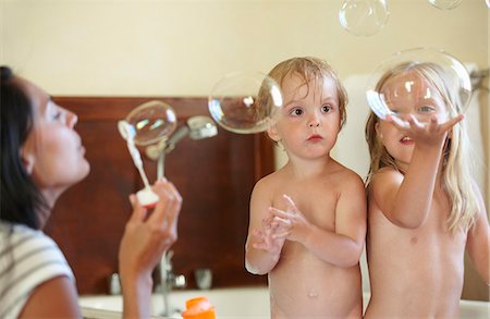 Brother and sister in bath, bubbles Photographie de stock - Premium Libres de Droits, Code: 6122-07693155