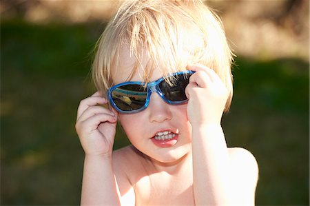 simsearch:6126-08636461,k - Baby boy with sunglasses Photographie de stock - Premium Libres de Droits, Code: 6122-07693189
