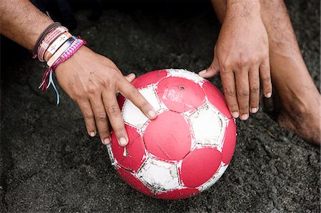 Hands on red football in sand Foto de stock - Sin royalties Premium, Código: 6122-07693324