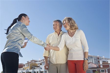 female real estate agent - Realestate agent greeting mature couple Foto de stock - Sin royalties Premium, Código: 6122-07693451