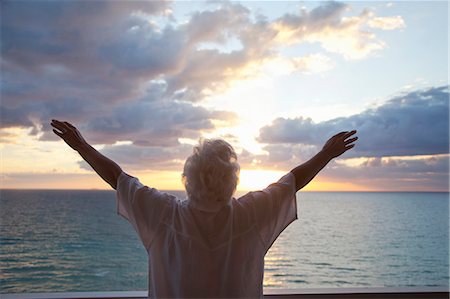 simsearch:6113-07160388,k - Senior Woman on the beach Photographie de stock - Premium Libres de Droits, Code: 6122-07693478