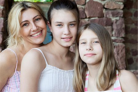 simsearch:6122-07704421,k - Mother and daughters to camera Fotografie stock - Premium Royalty-Free, Codice: 6122-07693600