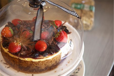 Strawberry cake Stock Photo - Premium Royalty-Free, Code: 6122-07693849