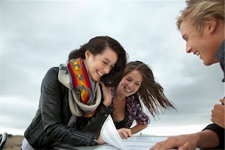 funny people on a roof - Friends looking in map Foto de stock - Sin royalties Premium, Código: 6122-07693870