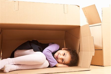 esconderse - Little girl in packing case Foto de stock - Sin royalties Premium, Código: 6122-07693898