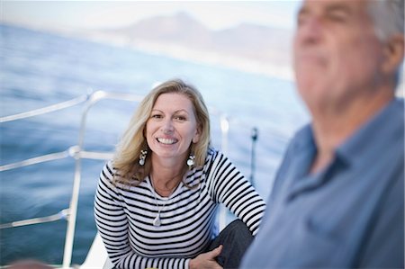 seniors sea - Older woman smiling on boat Foto de stock - Sin royalties Premium, Código: 6122-07694040