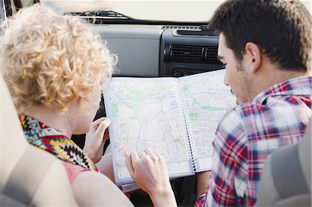 simsearch:6122-07699118,k - Couple examining map in jeep Photographie de stock - Premium Libres de Droits, Code: 6122-07694059