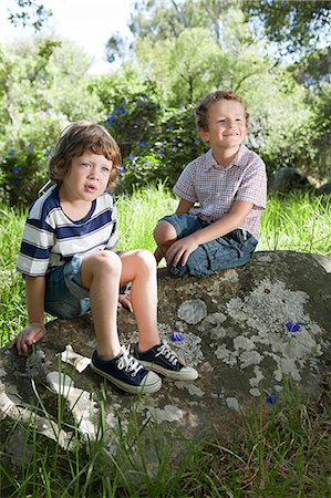 simsearch:6122-07694575,k - Two boys sitting on a rock Stock Photo - Premium Royalty-Free, Code: 6122-07694247