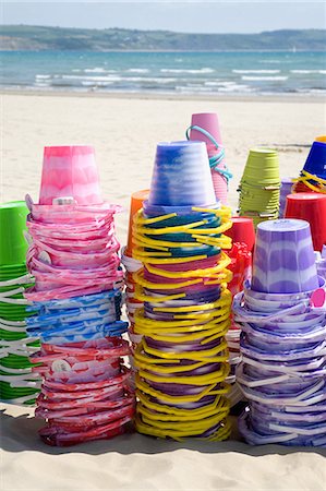 Buckets on weymouth beach Foto de stock - Sin royalties Premium, Código: 6122-07694399