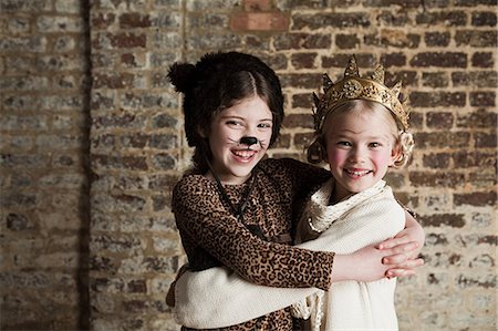 simsearch:640-06963547,k - Young girls dressed up as cat and queen Stockbilder - Premium RF Lizenzfrei, Bildnummer: 6122-07694487
