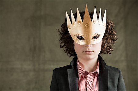 simsearch:614-03469507,k - Young boy wearing gold crown mask Fotografie stock - Premium Royalty-Free, Codice: 6122-07694486