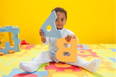Baby boy playing with toy alphabet letters Foto de stock - Sin royalties Premium, Código: 6122-07694788