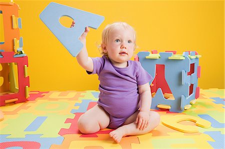 Baby girl playing with toy alphabet letters Foto de stock - Sin royalties Premium, Código: 6122-07694796