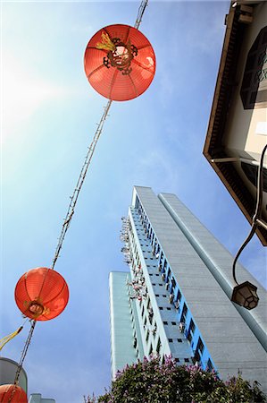 quartier chinois - Lanterns and high rise in singapore china town Photographie de stock - Premium Libres de Droits, Code: 6122-07694863