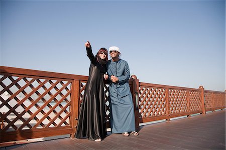 Middle Eastern people and fence, outdoors Photographie de stock - Premium Libres de Droits, Code: 6122-07694894