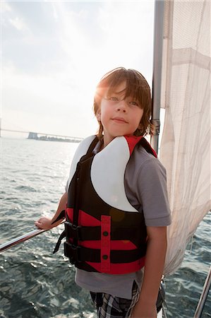 Young boy on board yacht Photographie de stock - Premium Libres de Droits, Code: 6122-07695038