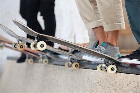 pista de skate - Skaters and their boards Foto de stock - Royalty Free Premium, Número: 6122-07695177