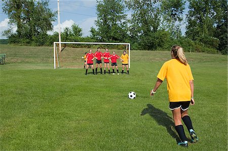 Female soccer player taking free kick Stock Photo - Premium Royalty-Free, Code: 6122-07695288