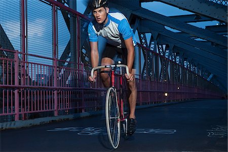 Cyclist riding on bridge Foto de stock - Royalty Free Premium, Número: 6122-07695214