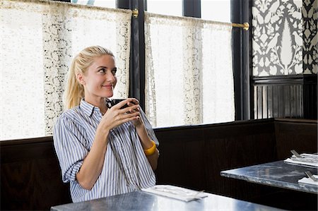 Woman having a drink at coffee shop Foto de stock - Sin royalties Premium, Código: 6122-07695326