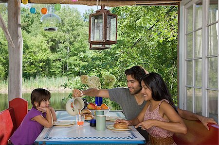 rural scene table - Family having breakfast together outdoors Foto de stock - Sin royalties Premium, Código: 6122-07695446