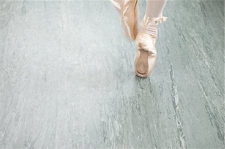 shoes on floor - Feet of ballerina en pointe Stock Photo - Premium Royalty-Free, Code: 6122-07695414