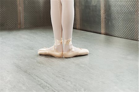 sous-vêtement - Feet of ballerina in first position Photographie de stock - Premium Libres de Droits, Code: 6122-07695420
