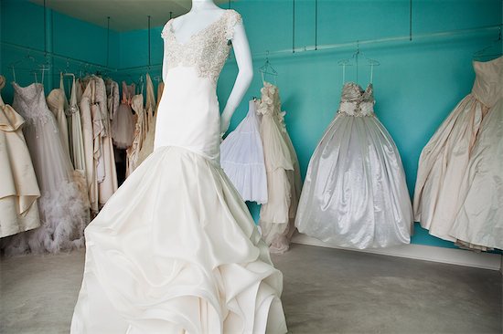 Selection of wedding dresses in boutique Foto de stock - Sin royalties Premium, Código de la imagen: 6122-07695830