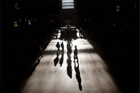 silhouette group people - People in train station, silhouette Foto de stock - Sin royalties Premium, Código: 6122-07695944