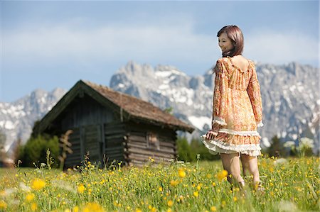 Woman in meadow with Bavarian Alps in background, Germany Stock Photo - Premium Royalty-Free, Code: 6122-07696040