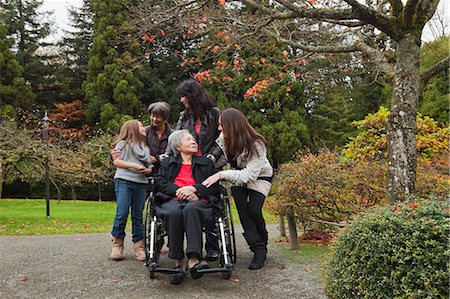 Multi generation family with senior woman in wheelchair Foto de stock - Sin royalties Premium, Código: 6122-07696281