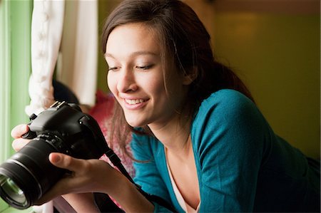 Teenage girl holding camera Photographie de stock - Premium Libres de Droits, Code: 6122-07696577
