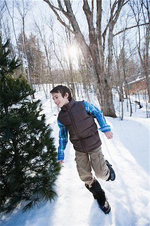 simsearch:614-03903014,k - Boy running in snow Stock Photo - Premium Royalty-Free, Code: 6122-07696656