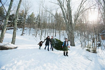 Family walking in snow Stock Photo - Premium Royalty-Free, Code: 6122-07696664