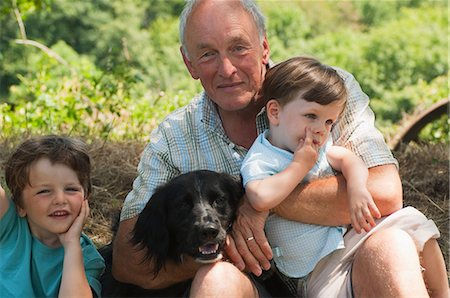 simsearch:6111-06727962,k - Grandfather with two grandsons and dog, portrait Foto de stock - Royalty Free Premium, Número: 6122-07696700