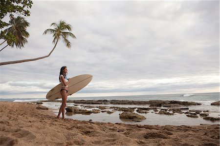 puerto rico - Young woman holding surfboard, portrait Foto de stock - Sin royalties Premium, Código: 6122-07696943
