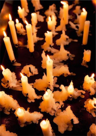 Lit candles, close up Photographie de stock - Premium Libres de Droits, Code: 6122-07696905