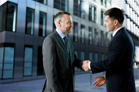 Businessmen shaking hands Stockbilder - Premium RF Lizenzfrei, Bildnummer: 6122-07697163