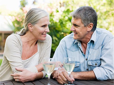 simsearch:6122-07697376,k - Couple with wine in garden Stockbilder - Premium RF Lizenzfrei, Bildnummer: 6122-07697384