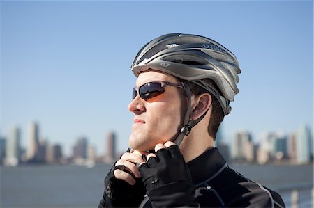 Man adjusting bike helmet strap Photographie de stock - Premium Libres de Droits, Code: 6122-07697691