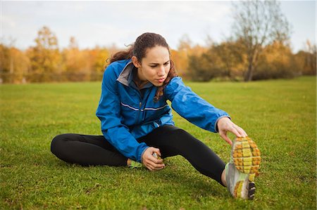 Young woman performing stretches in park Photographie de stock - Premium Libres de Droits, Code: 6122-07697743