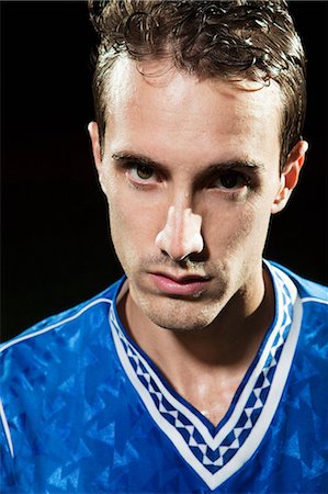 simsearch:6122-07697777,k - Portrait of young soccer player Photographie de stock - Premium Libres de Droits, Code: 6122-07697770