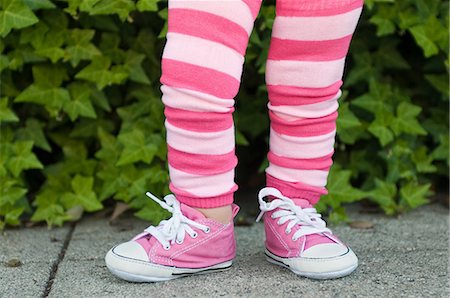 Legs of a toddler in pink striped leggings Foto de stock - Sin royalties Premium, Código: 6122-07697853