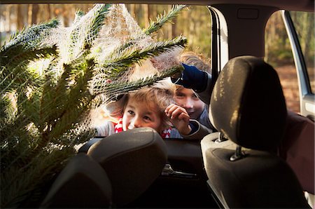 Two boys looking at Christmas tree in car Photographie de stock - Premium Libres de Droits, Code: 6122-07697883