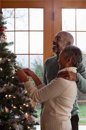 Mature couple decorating Christmas tree Photographie de stock - Premium Libres de Droits, Code: 6122-07697816