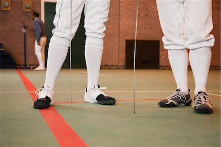 senior men at the gym - Senior men in fencing suit, low section Foto de stock - Sin royalties Premium, Código: 6122-07697830